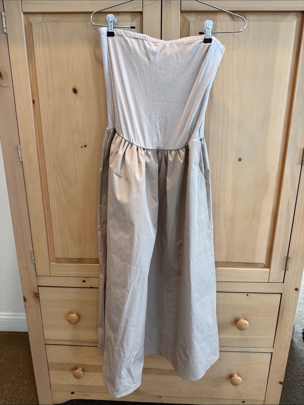 Mixed media. Med
Strapless Cream Maxi Dress